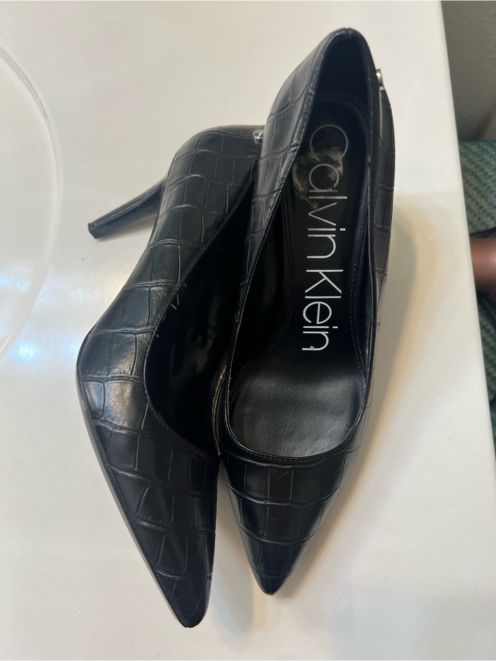Like New Calvin Klein Black Croc-Embossed Pointed toe leather Pumps size 8